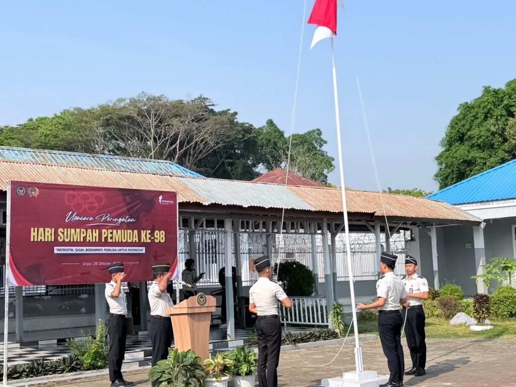 Pegawai, warga binaan pemasyarakatan, dan peserta magang mengikuti upacara peringatan Hari Sumpah Pemuda ke-98 di halaman Rutan Kelas IIB Sinjai, Rabu (28/10/2026).